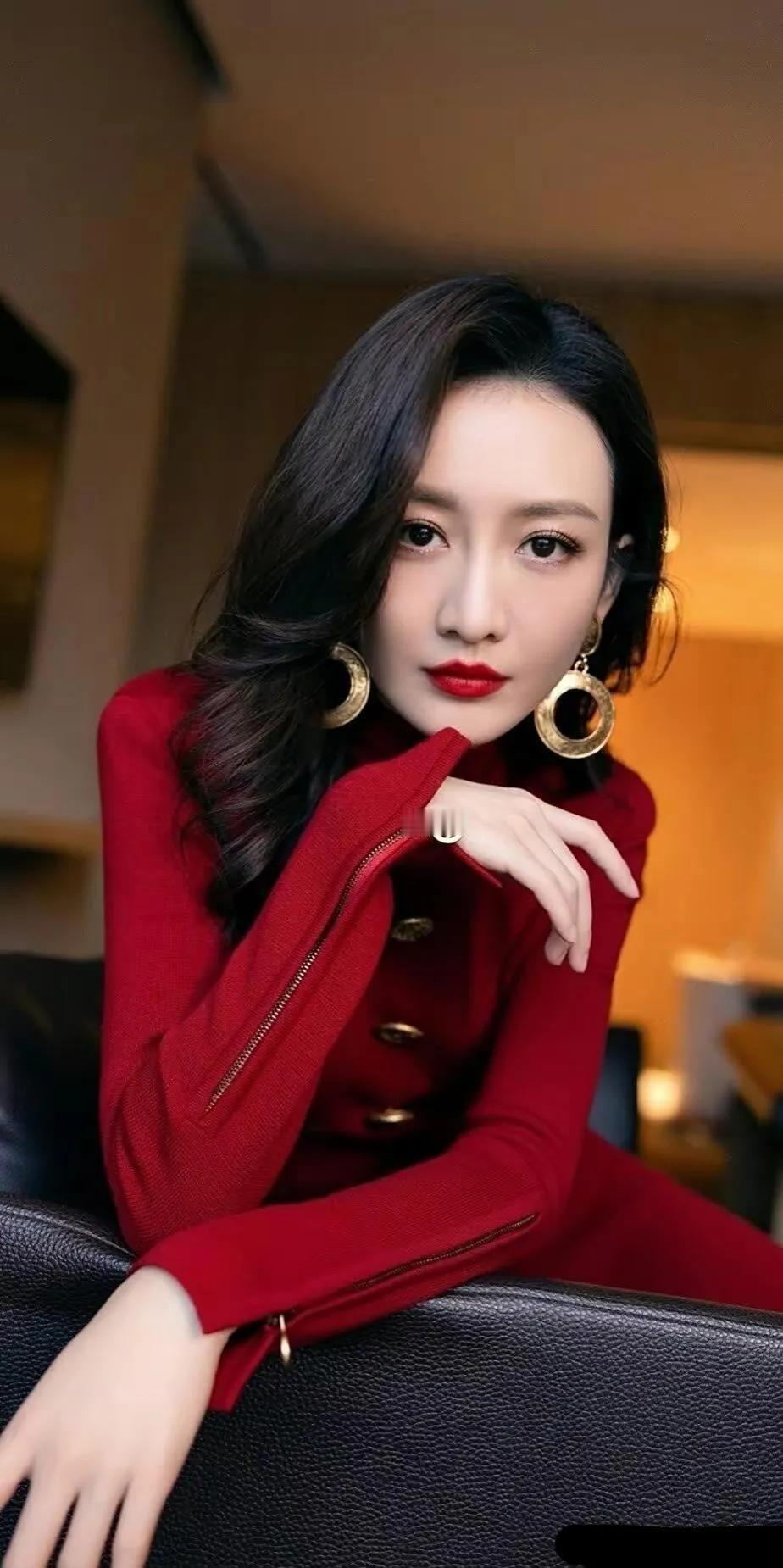 王欧一身红色外套好惊艳，好美好有气质，仙艳无比。