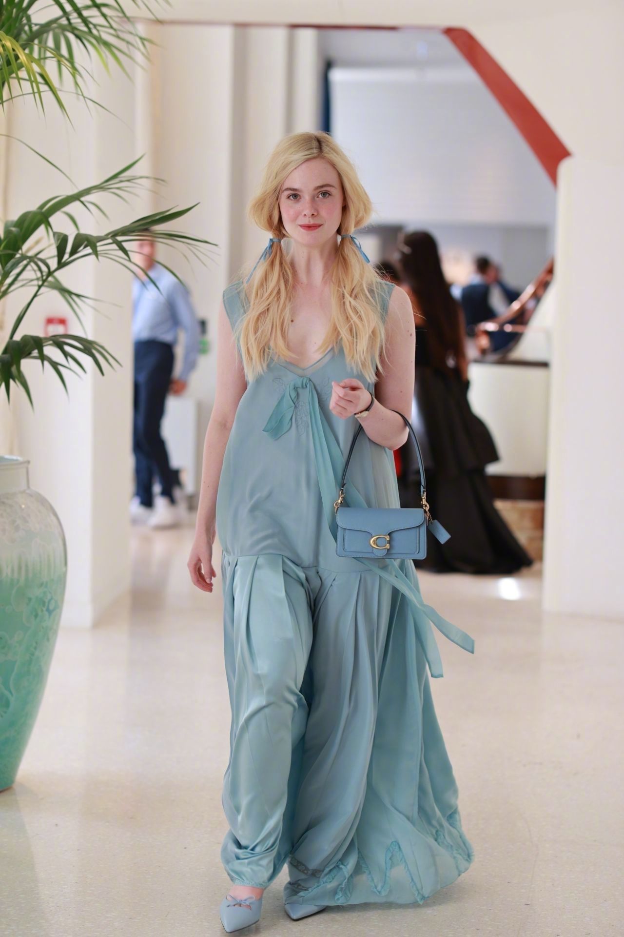 第78届戛纳电影节，艾丽·范宁 (Elle Fanning) 三套造型离开抵达马