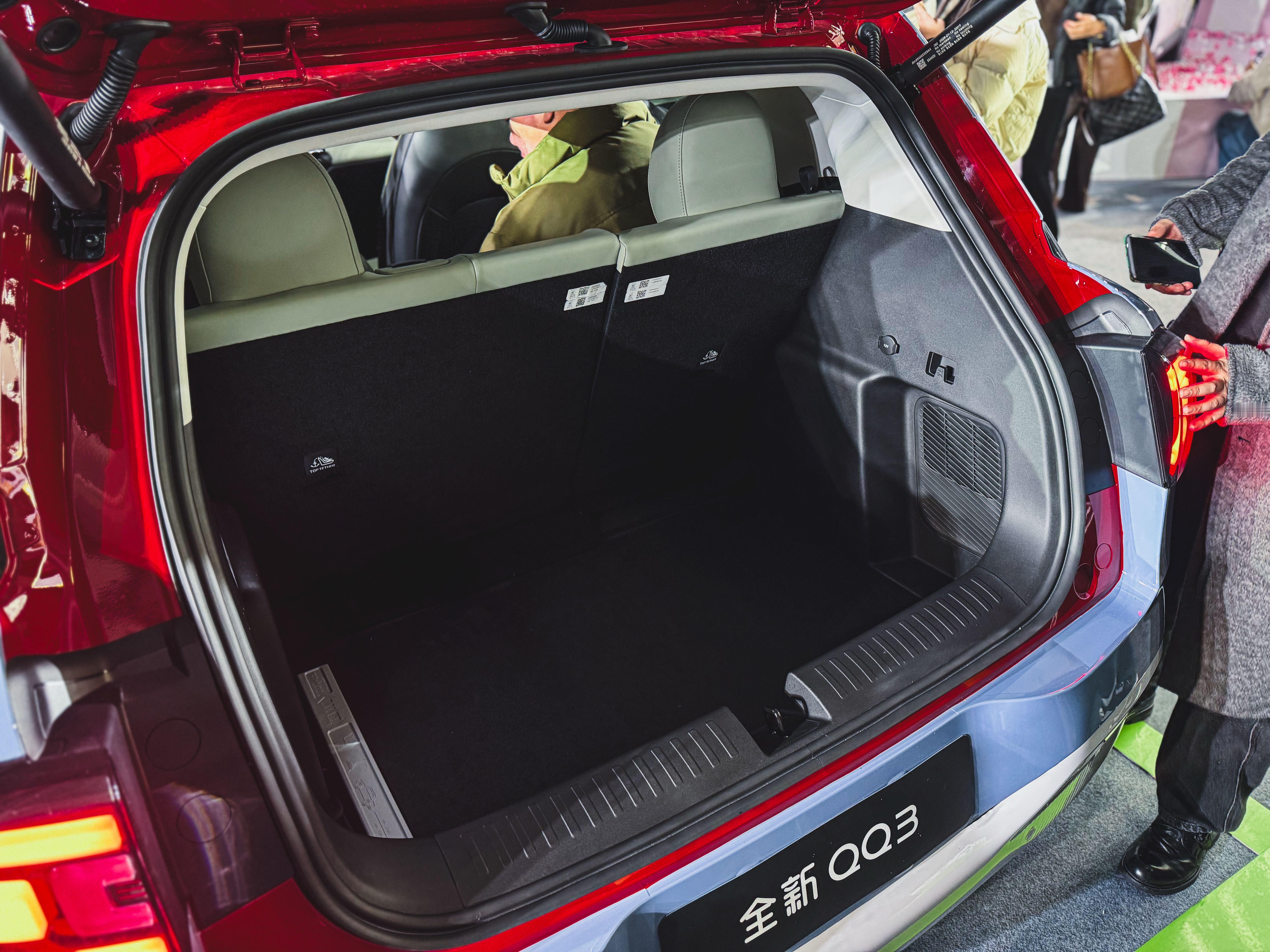 昨晚，奇瑞QQ快乐之夜，现场放了很多QQ经典车型，思绪瞬间被拉回了十多年前。那会