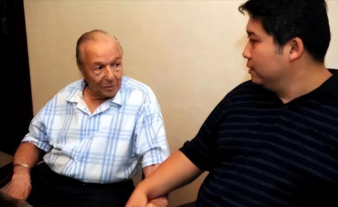 十几年前，在郑州市某公园里，人们总能看到一独特景象。

故事得从1999年的伦敦