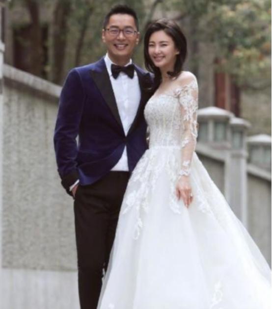 2016年，张雨绮和相识70天的富商袁巴元闪婚，不久后就火速生下了一对龙凤胎。没