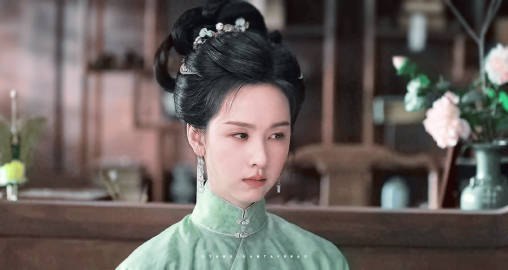 陈都灵行走的绿荷花 她一步一涟漪，一步一风华。这身绿荷旗袍与陈都灵的书卷气完美相