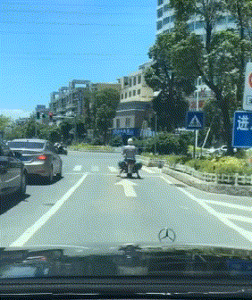 没事
怕什么
没有火
它是不会爆炸的[笑哭]