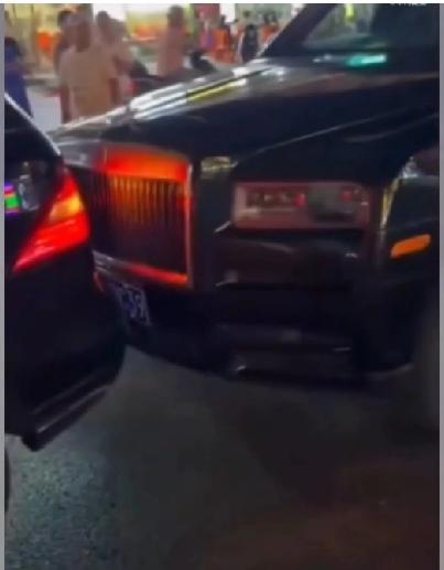 海南三亚发生的这事太离谱！一女子酒后倒车，直接撞上一辆劳斯莱斯。撞车后，她情绪十