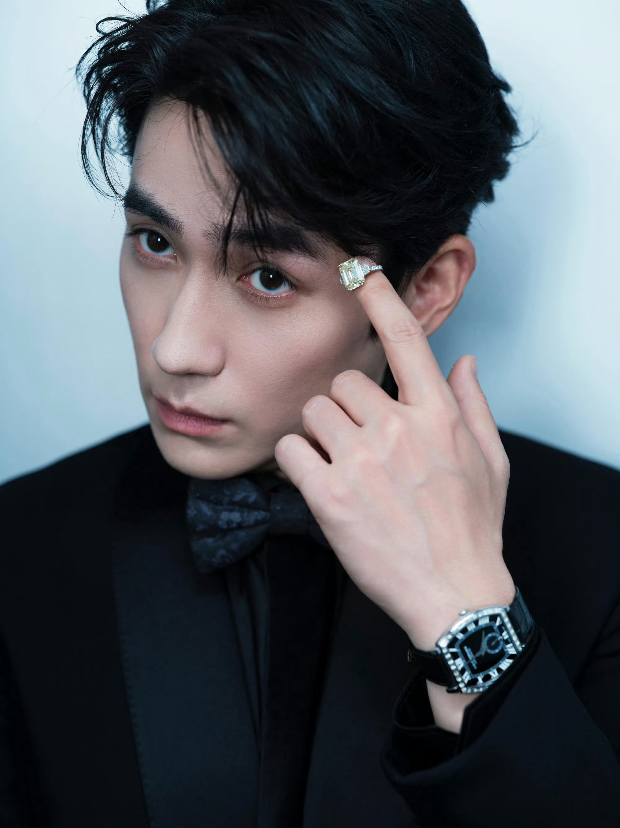 朱一龙身穿黑色西服套装搭配Chaopard珠宝亮相金鸡奖红毯，金鸡影帝带着作品继