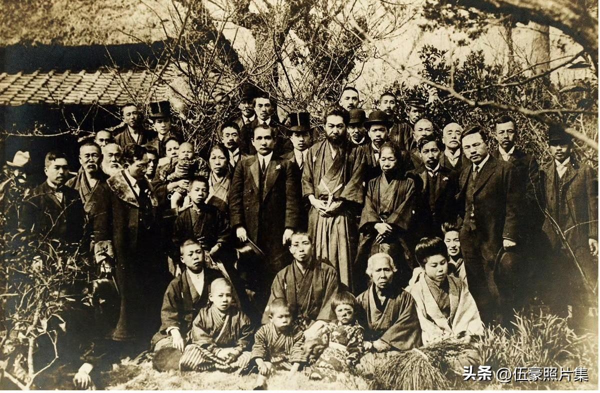 1913年，日本熊本县荒尾市宫崎滔天的故居庭院中，孙中山与宫崎一家在一棵古老的梅