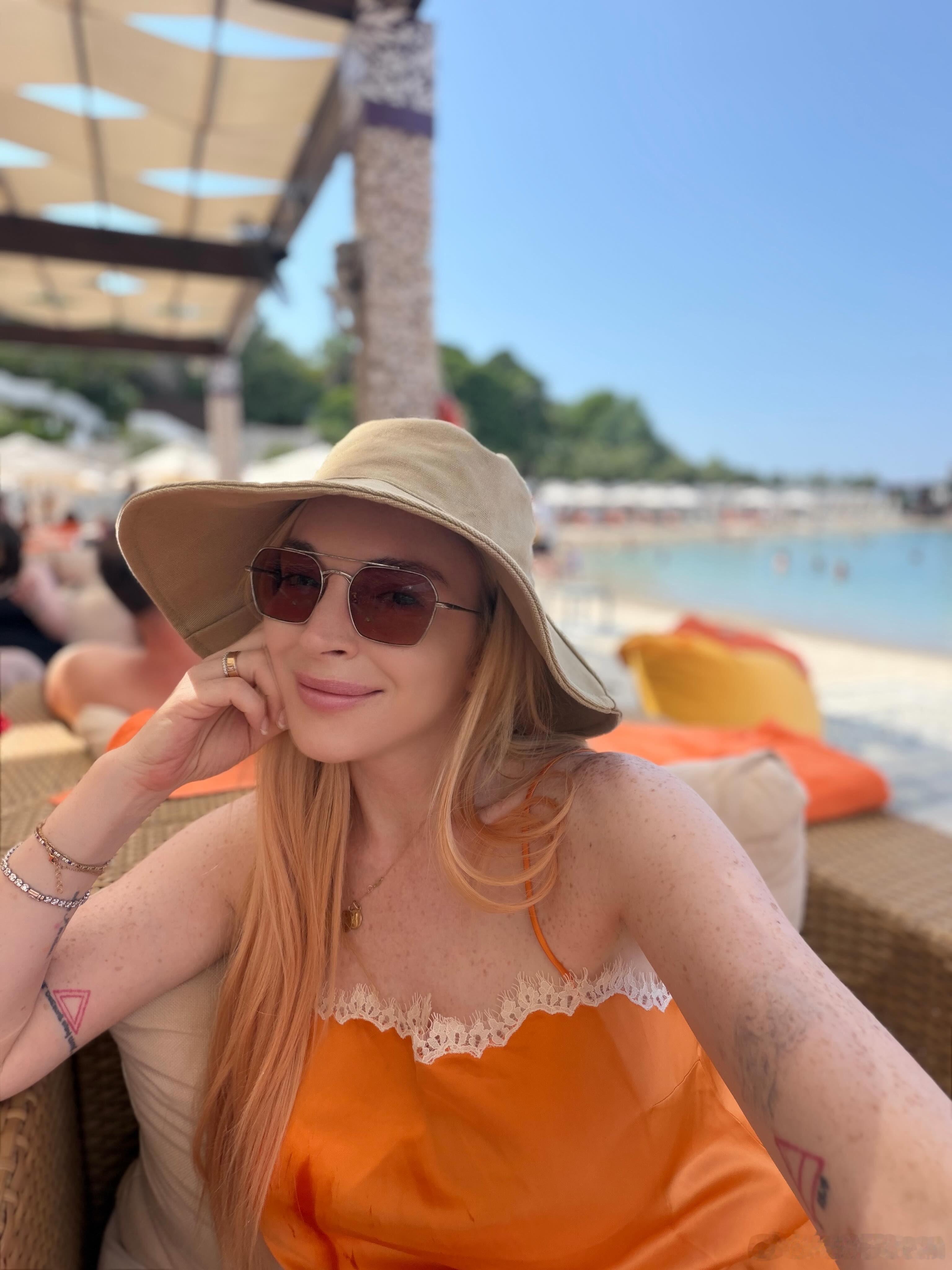 Lindsay Lohan林赛罗韩分享更多度假私照，和家人朋友在海上度过夏日 ​