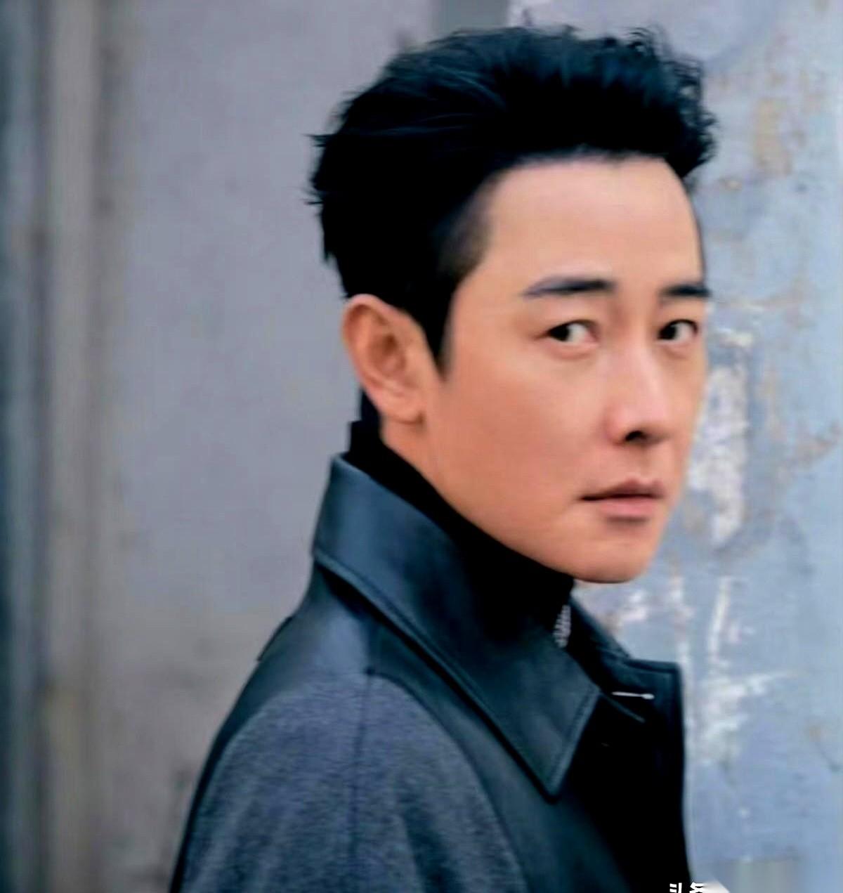 他爹没了。
怪不得。
真的，怪不得罗晋跟“哑巴”了一样，任凭网上把他和唐嫣那点事