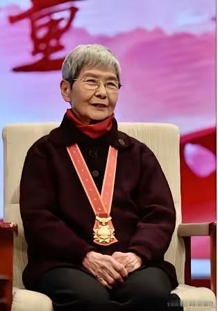 全网愤慨！何等讽刺！
守护敦煌一辈子的国宝级院长，年薪仅20万；而一位24岁的外
