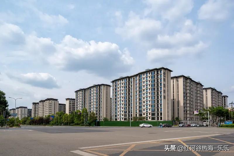 从需求看，随着住房“双轨制”落地，保障房解决“有没有”，商品房市场则越来越聚焦“