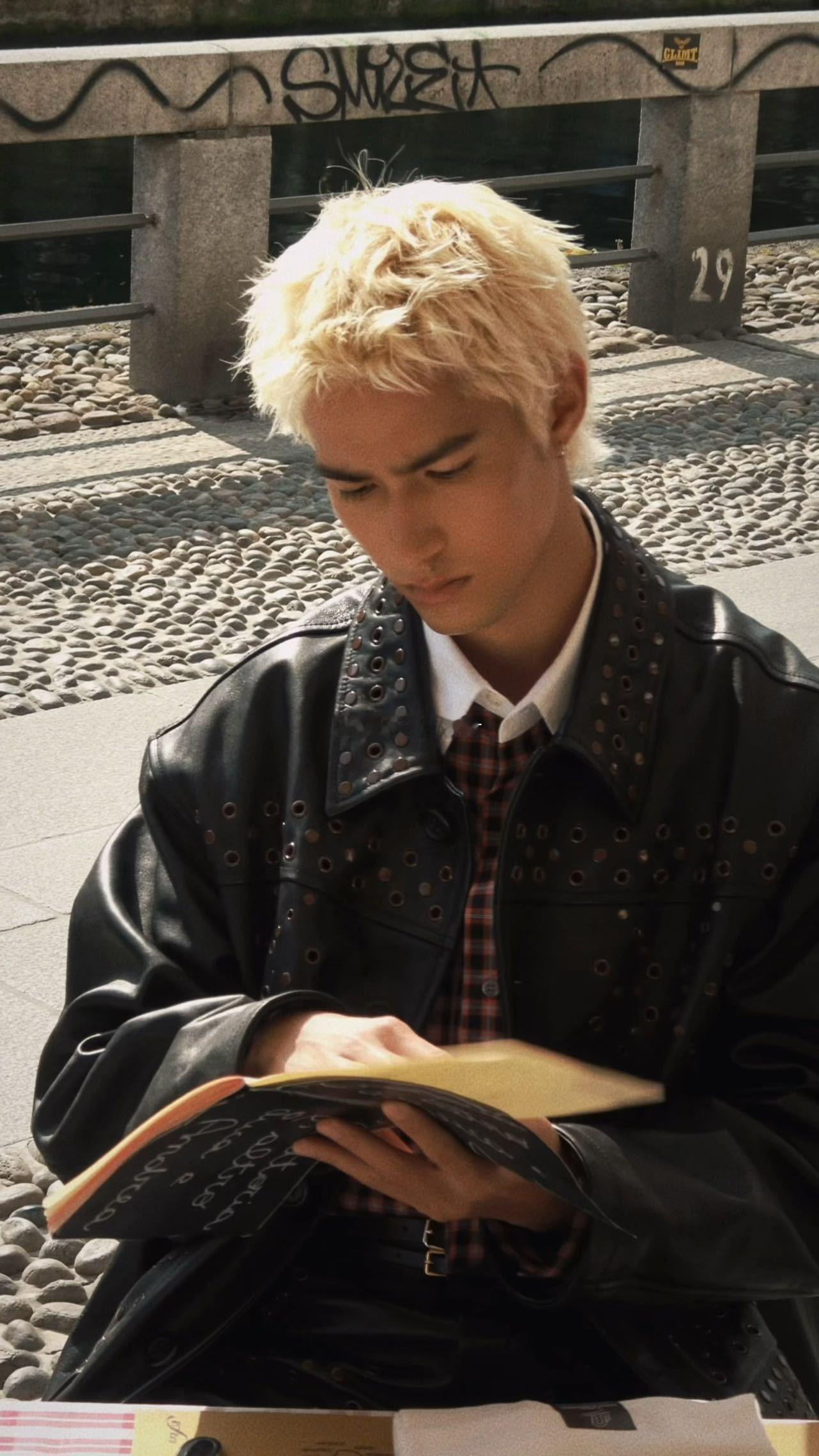 米卡赵美延同框 米卡这个Marni秀场造型太会了，皮肤是夏威夷阳光晒出来的颜色，