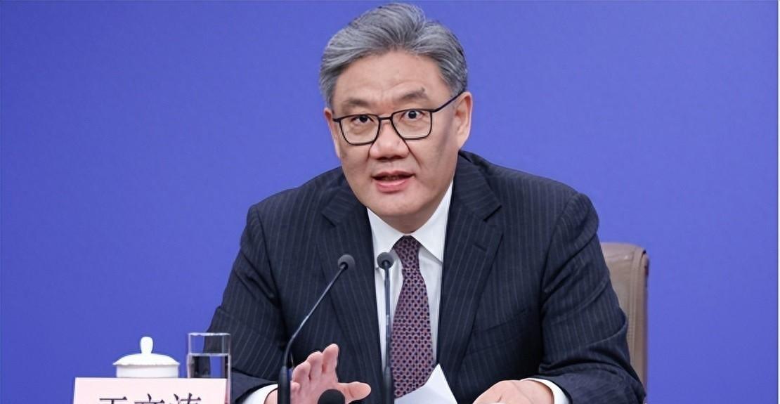 在斯塔姆担任首相阶段，他努力修复遭到破坏的中英互动局面，扭转保守党时代偏颇的对华