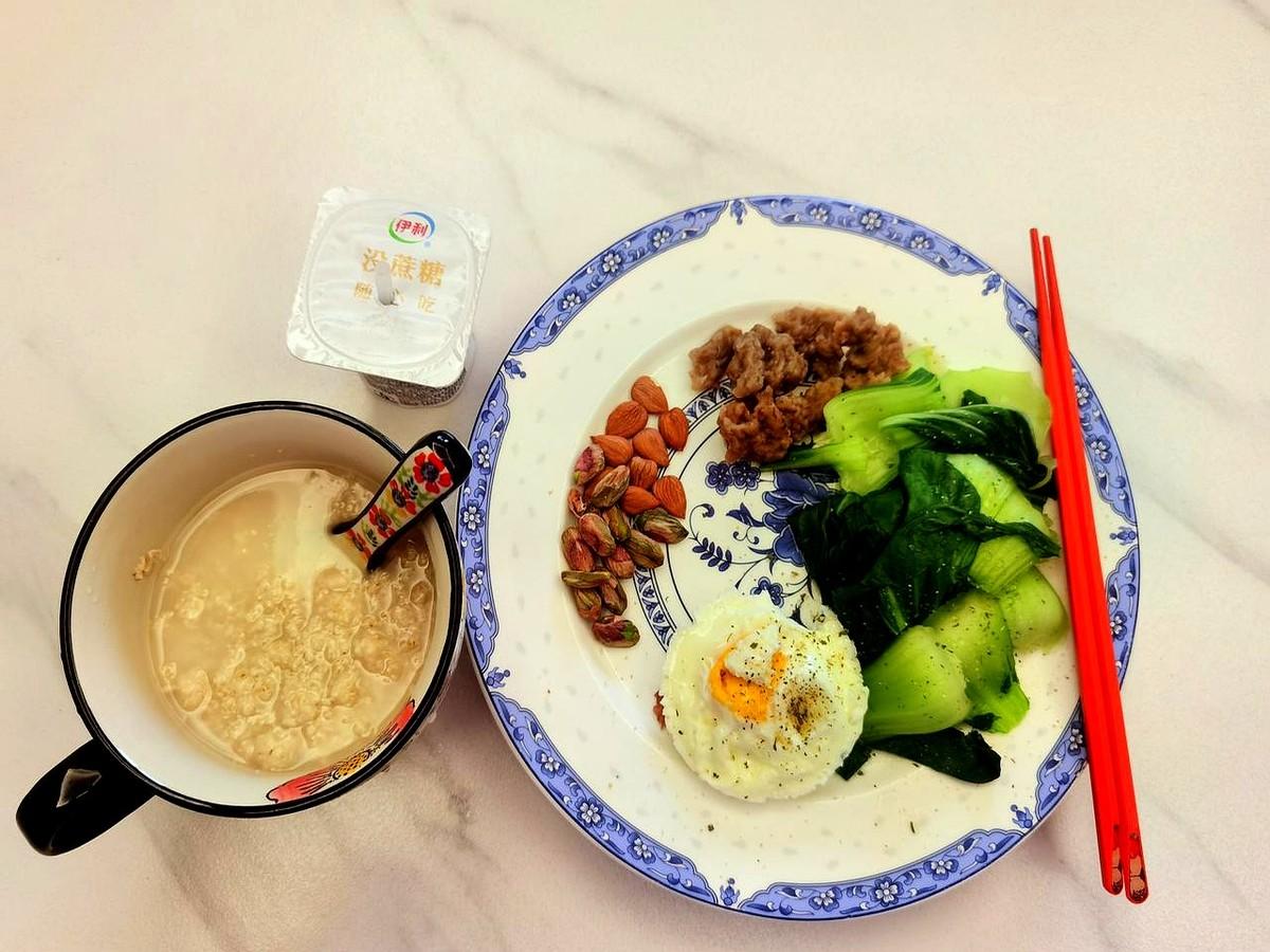 凌晨一点，体重秤上的数字纹丝不动，像是对我熬夜的嘲笑。

我盯着那0.0的差值，