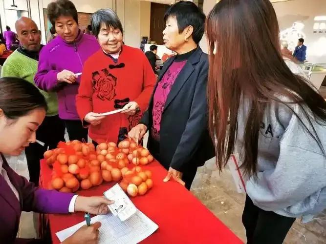 鸡蛋一送，信仰启动。
鸡蛋一停，信仰归零。
为什么西方的宗教在其他国家都所向披靡