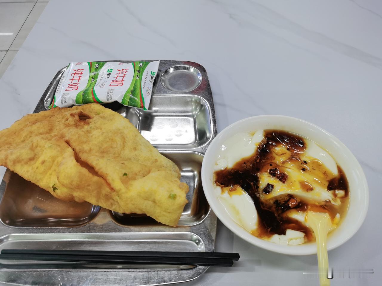 宿舍室友吃饭吧唧嘴，
我说小点声，
他：这是对食物的尊重。[呲牙]
