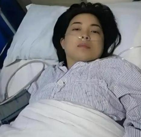 [微笑]江西24岁女子病逝，未婚夫垫付30万治疗费，办完丧事准备离开，女方父亲递
