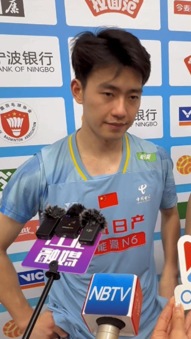 王昶不经意间亮出婚戒2026年羽毛球亚锦赛 今晚，梁伟铿、王昶48分钟下班。赛后