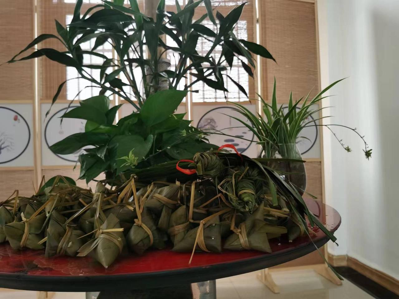 准备材料时，妈特意嘱咐：“粽叶要选宽的，米别泡太软。”我手笨，不是漏米就是捆不紧