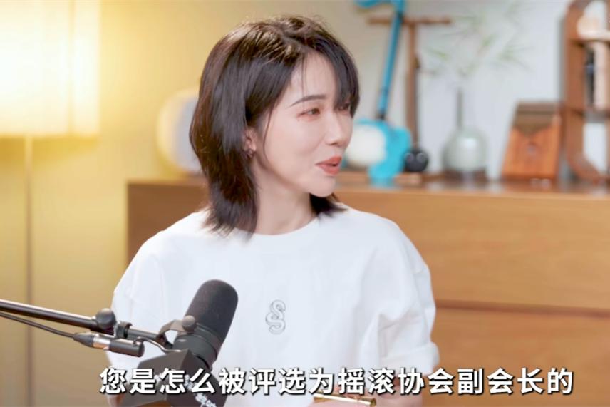 于谦首次揭秘，如何当选摇滚协会副会长，这个原因郭德纲都羡慕。在与刘恋录制的最新一