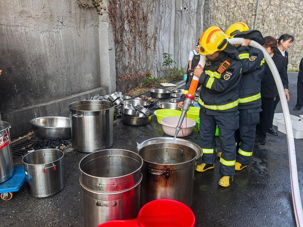 【攀枝花消防获赠锦旗】川川一线事 近日，攀枝花一公司工作人员专程来到支队，赠送一