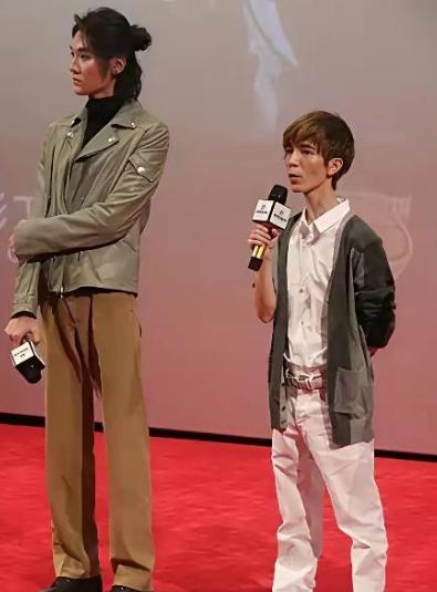 十五年了，他靠抄来的东西赚了十几个亿，一分道歉不给。直到去年，156个导演编剧联