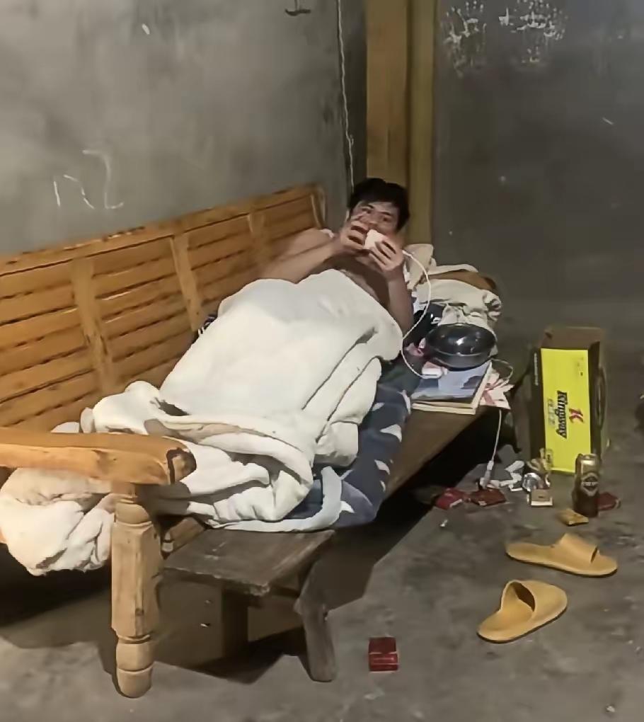 40岁男子，就这么每天在家躺着，大门不出，小门不迈，急坏了70多岁的老母亲。
​