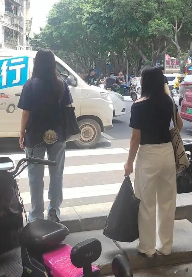 男人，如果有一个18岁的女孩和光彩靓丽的明星都喜欢你，你选哪一个呢？