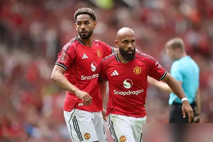 曼联主帅被炒，更衣室炸了，他竟砸了电视！
 
你知道吗，他只执教14个月，曼联就