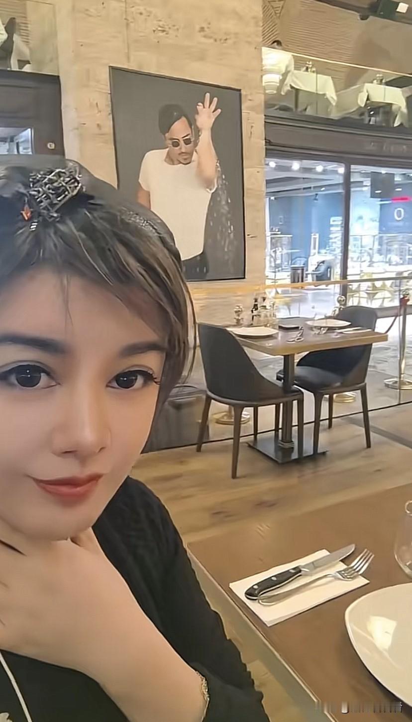 于会长走到哪都要带着任任，任任跟着会长到处出差，可是长了见识了。

这次去土耳其