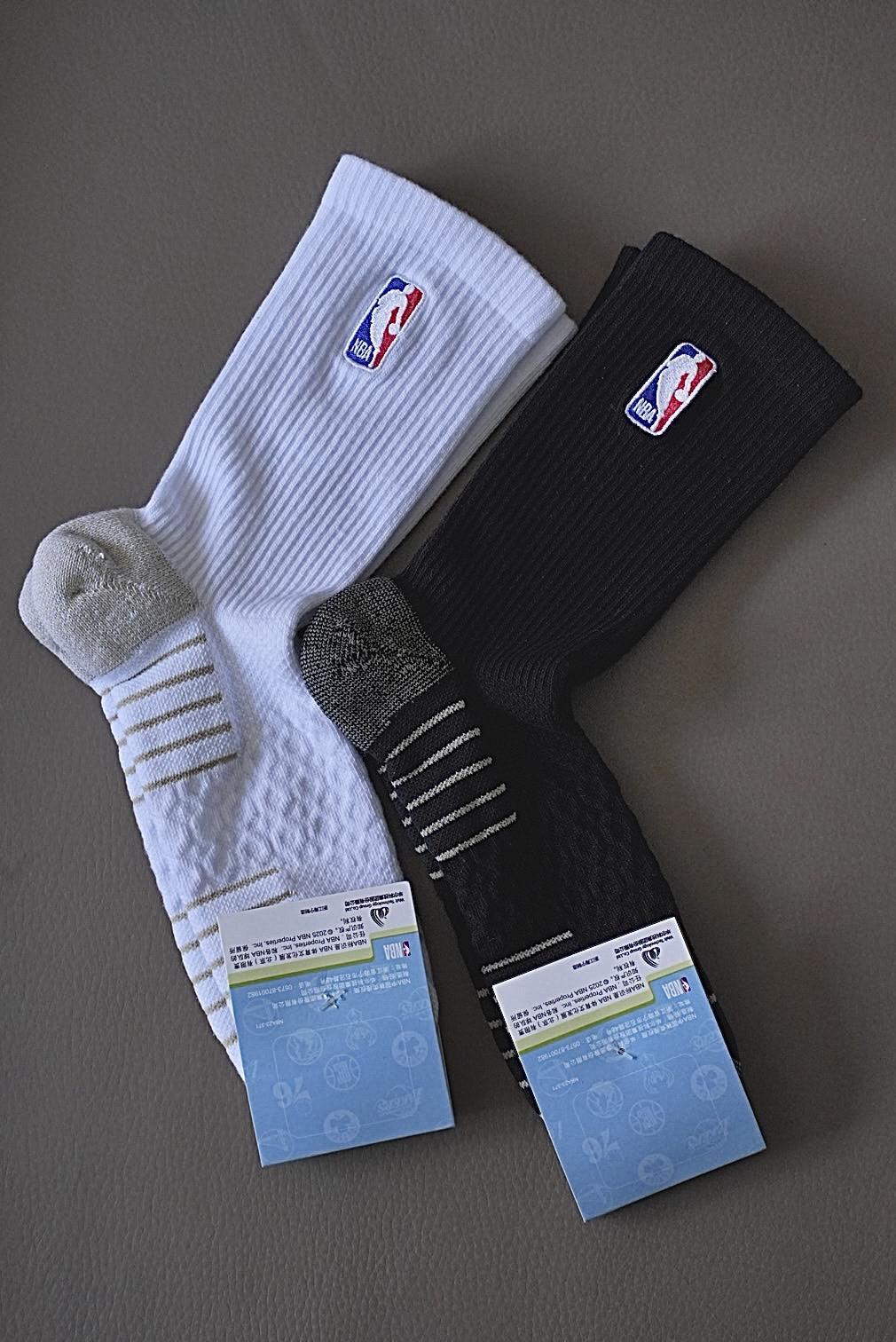 NBA的篮球袜和普通的袜子的区别，这款比较轻薄透气，袜腰长，防打滑脱落，精舒棉，