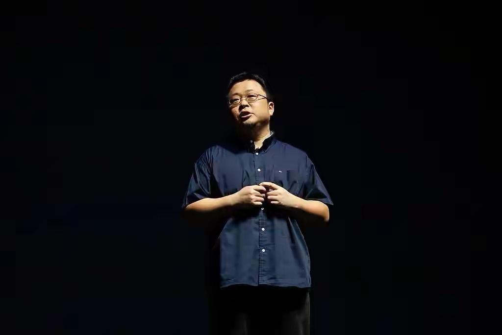 2025年双11即将落下帷幕，直播间的聚光灯首次从超头主播身上移开：辛巴官宣退网