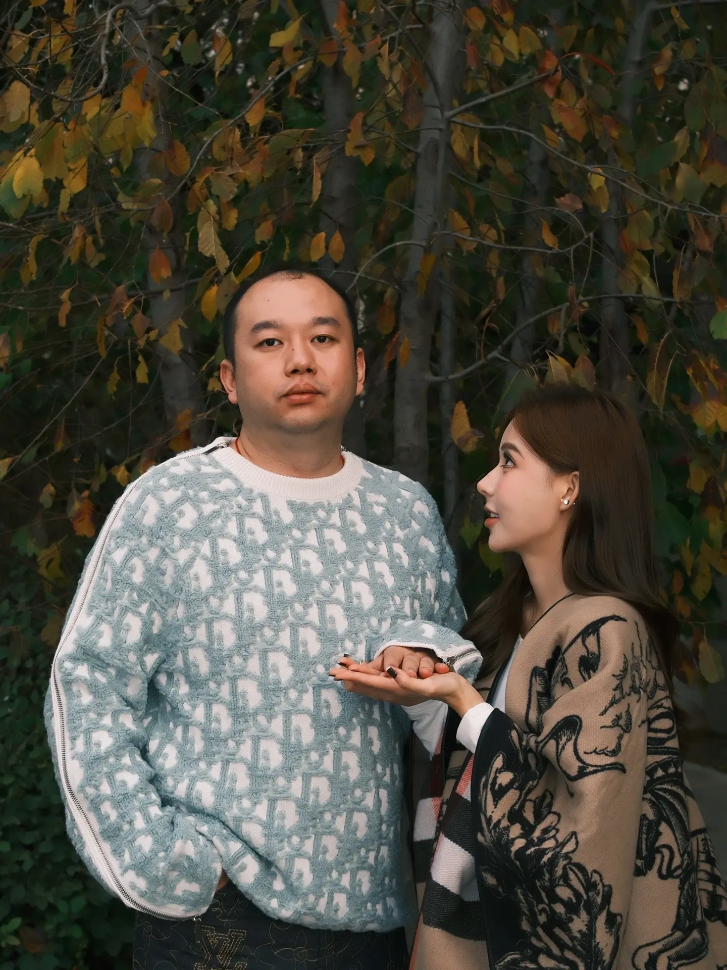 当你握着我的手 我拥有了整个宇宙