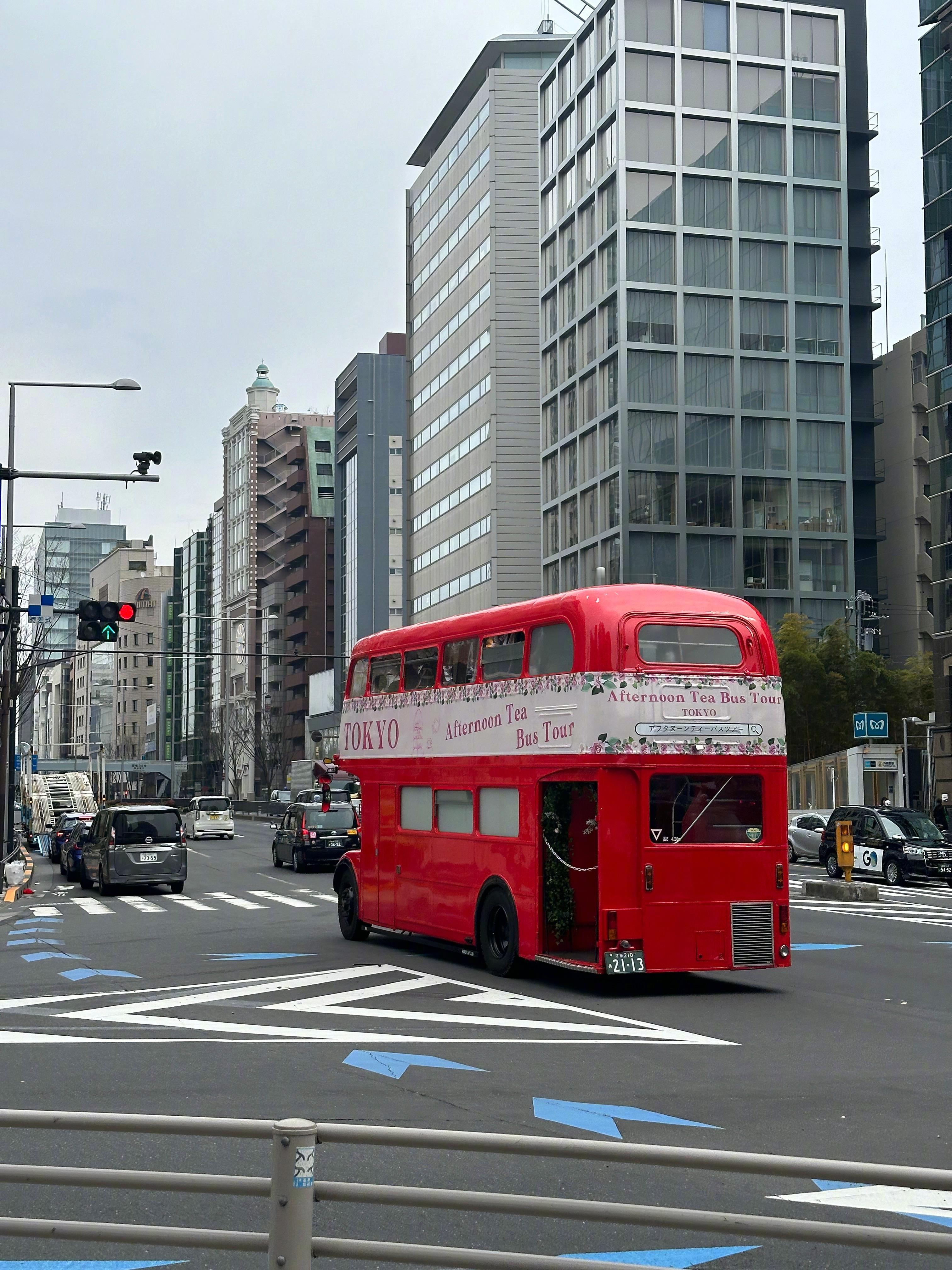 在熙攘的表参道，时尚与传统交融，每一步都是一场时尚演绎。探索着独特的设计店铺，品