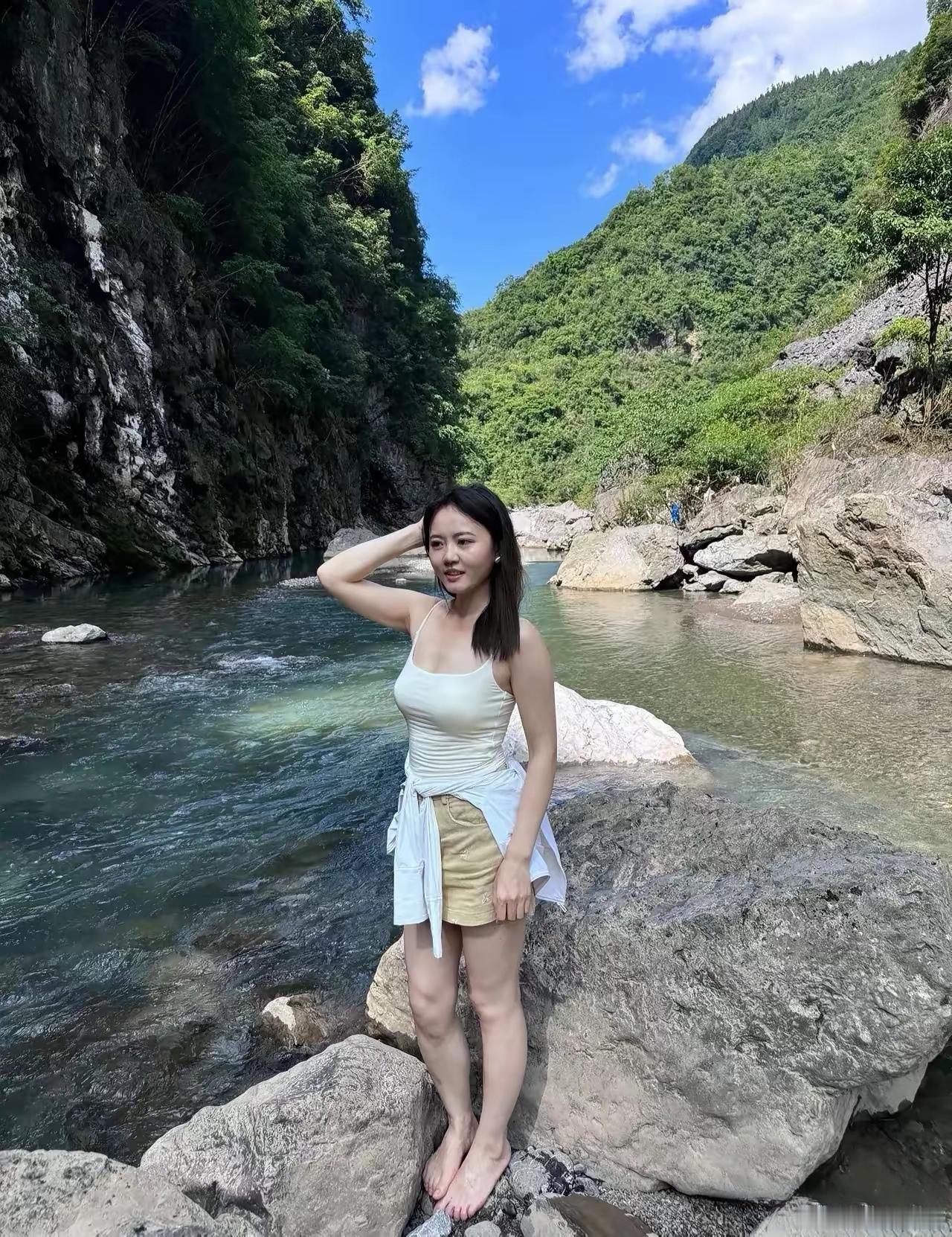 夏日清凉溪流边，轻纱裙摆随风飘