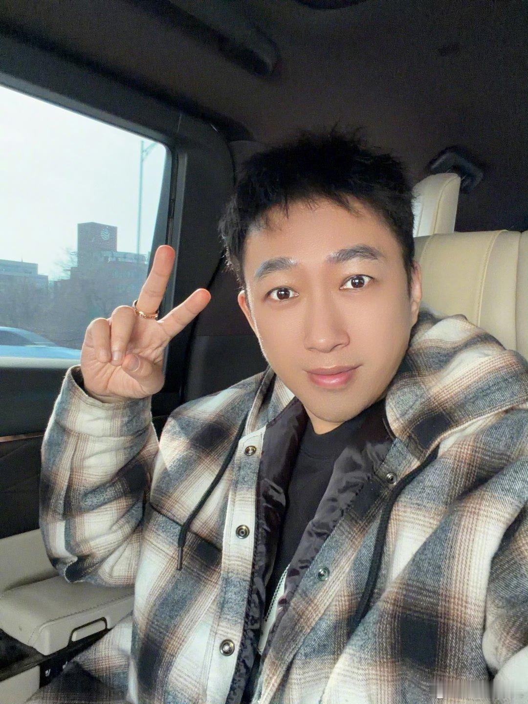 于正变成了自己最满意的样子于正瘦成了自己最满意的样子 于正肉眼可见地瘦了，脸的轮