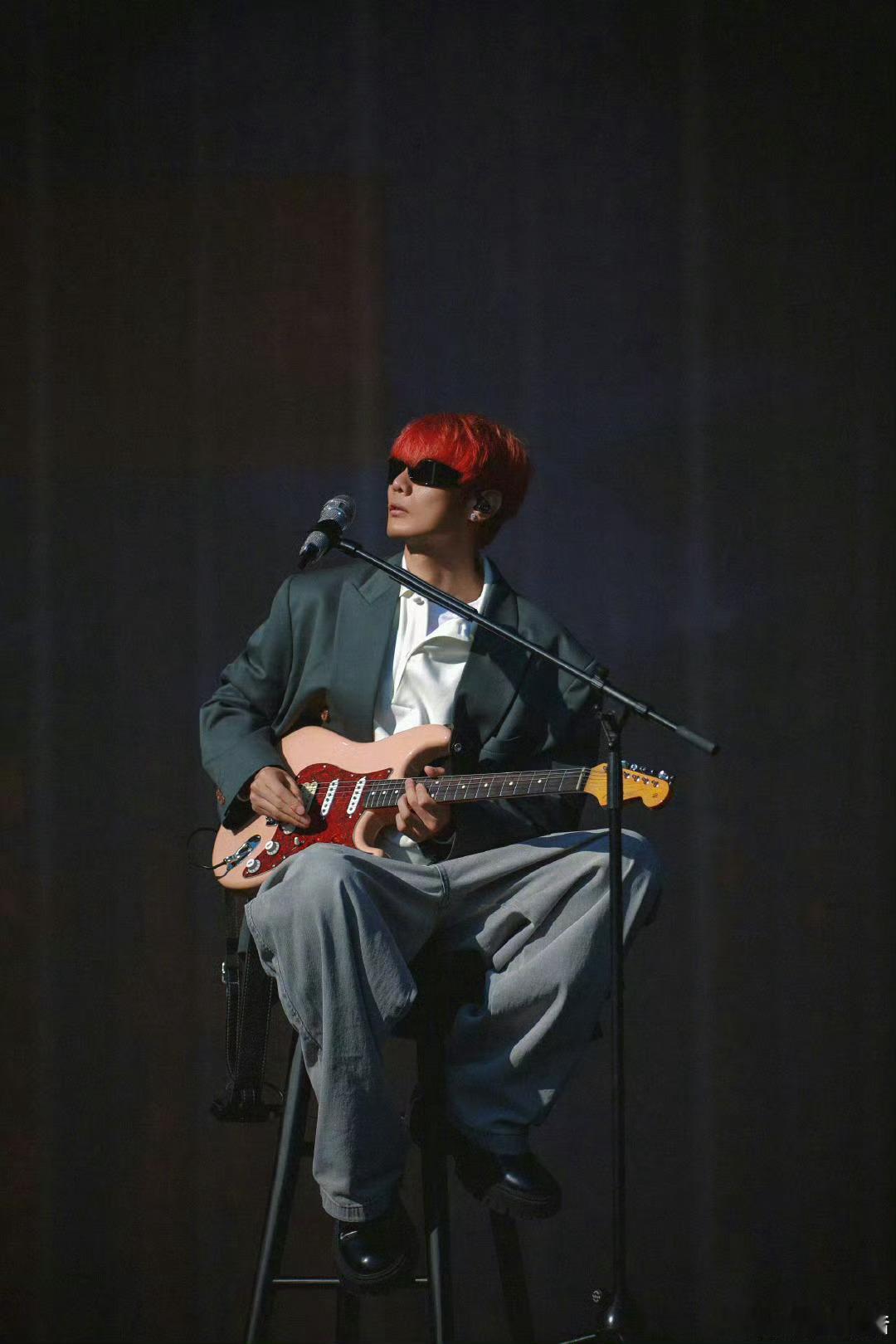 李荣浩40岁状态 四十正当红，自律赢巅峰！清晰下颌线+挺拔身材，少年气与坚持就是