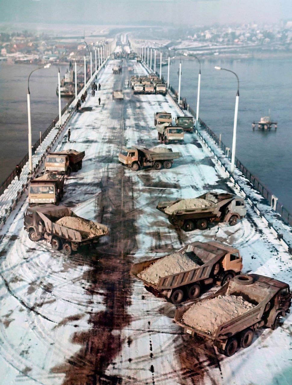 两张1985年的历史照片，照片中苏联工程师在乌克兰赫尔松第聂伯河上的安东尼夫卡公