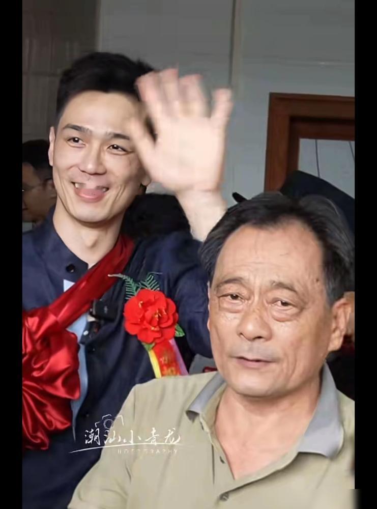 又一位台湾艺人回大陆寻根了！
这次是利晴天，高调回了潮汕老家认祖归宗。
看着