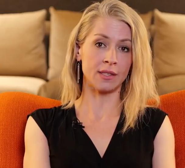 务必保护好这位记者！

美国记者艾比・马丁，对以色列开展了深入的采访，最终得出结