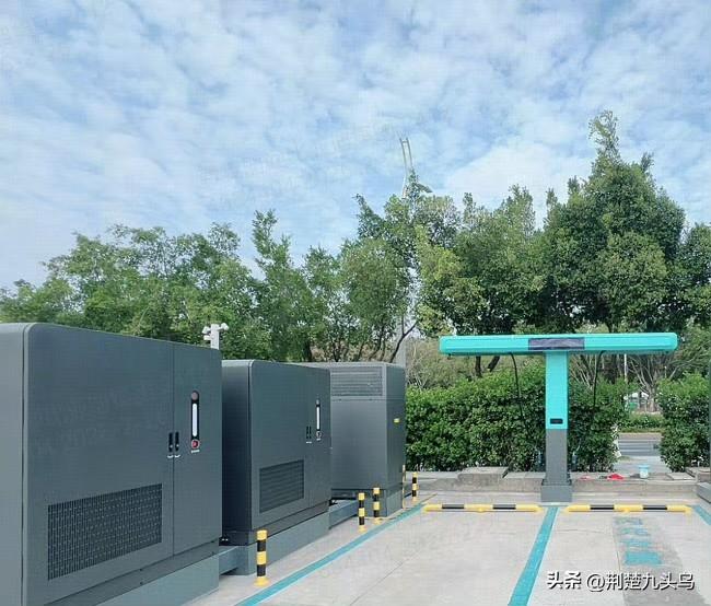 开电车最闹心的莫过于跑高速排队充电、充一次等半小时、枪线又重又难拽、充满电还被人