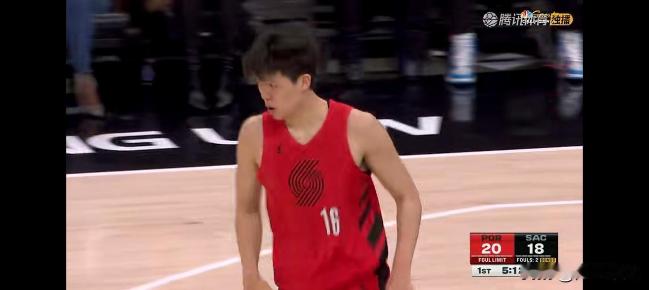 杨翰森终于觅得机会，单打勾手打开得分慌！随后一个抢断，助攻阿夫迪亚快攻命中！
杨