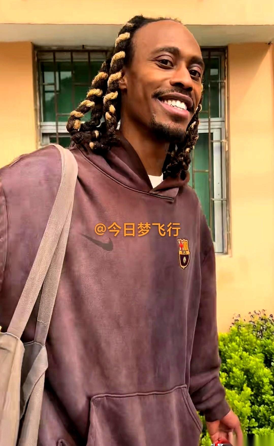 好家伙，我中午就瞅了一眼，差点没笑出声。
奎因，一个一米九几的大个子，骑着个小电