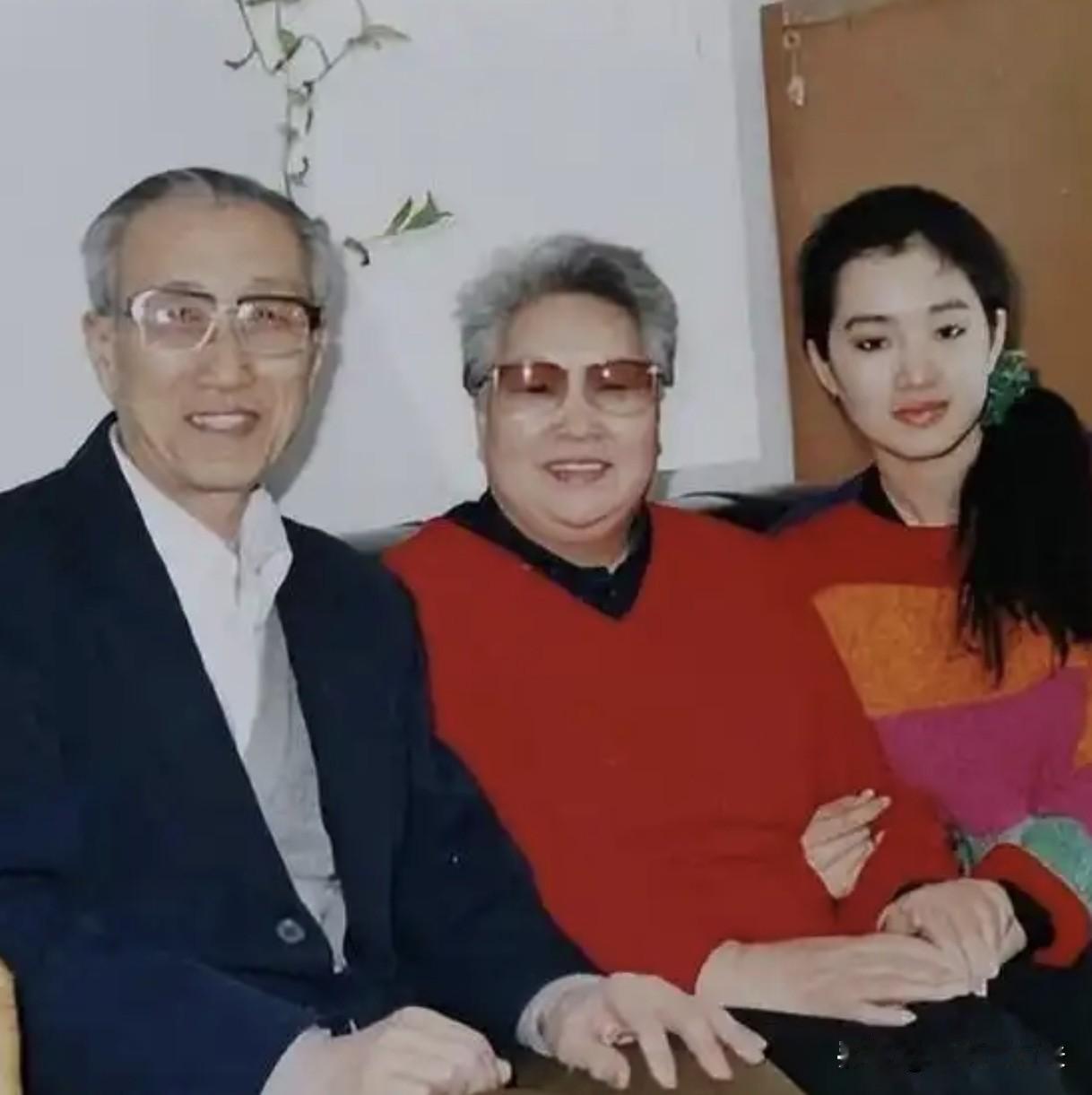 《巩俐与周显欣两位美女》    
       电影明星巩俐是位大美女，无需装饰