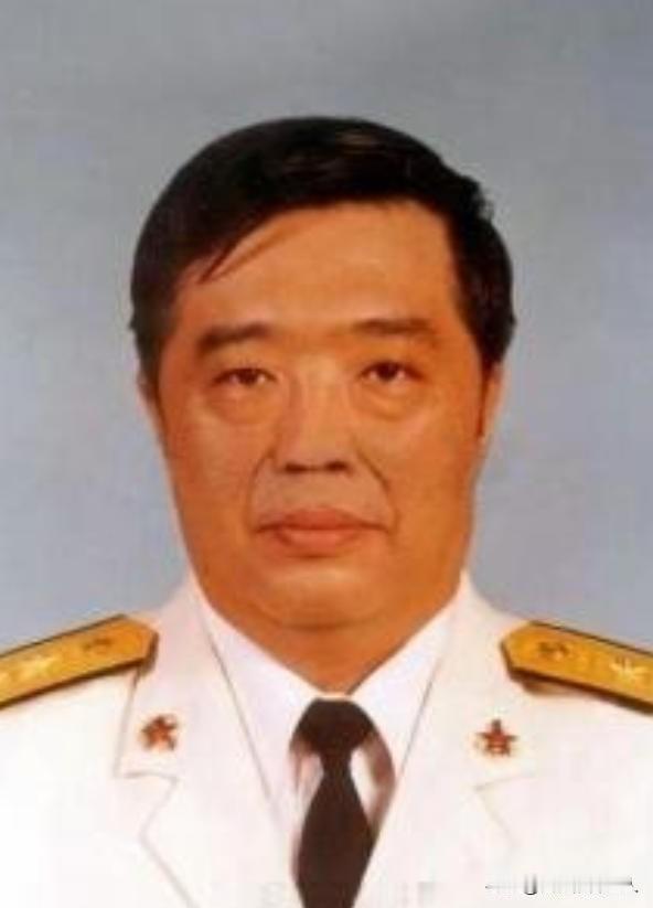 2001年，贺龙元帅之子贺鹏飞，突发心脏病猝然离世。葬礼上，85岁的母亲薛明，盯