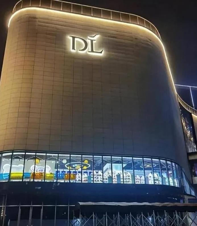 表哥是许昌的，他说胖东来大批关店
不是因为不赚钱了，更不是产品品质跟不上，而是整