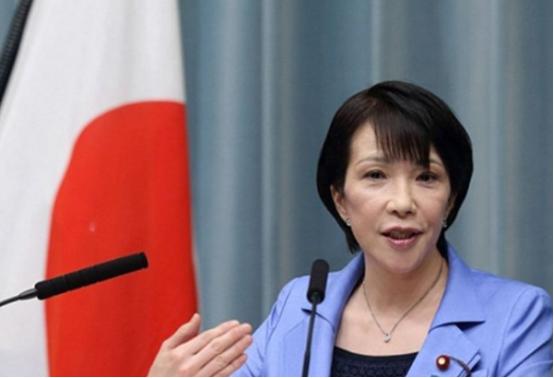 日本这回是真的坐不住了。高市早苗在记者会上表示：“日本非常需要稀土。”说得直白，