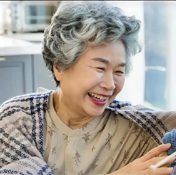 老家里有个老邻居，今年96岁了，独居。每当到了冬天，只要有太阳的天气，啥时候看到