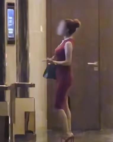 娱乐圈又一男星出轨。包贝尔深夜进红发美女房间的瓜，最扎心的从来不是绯闻本身。
从