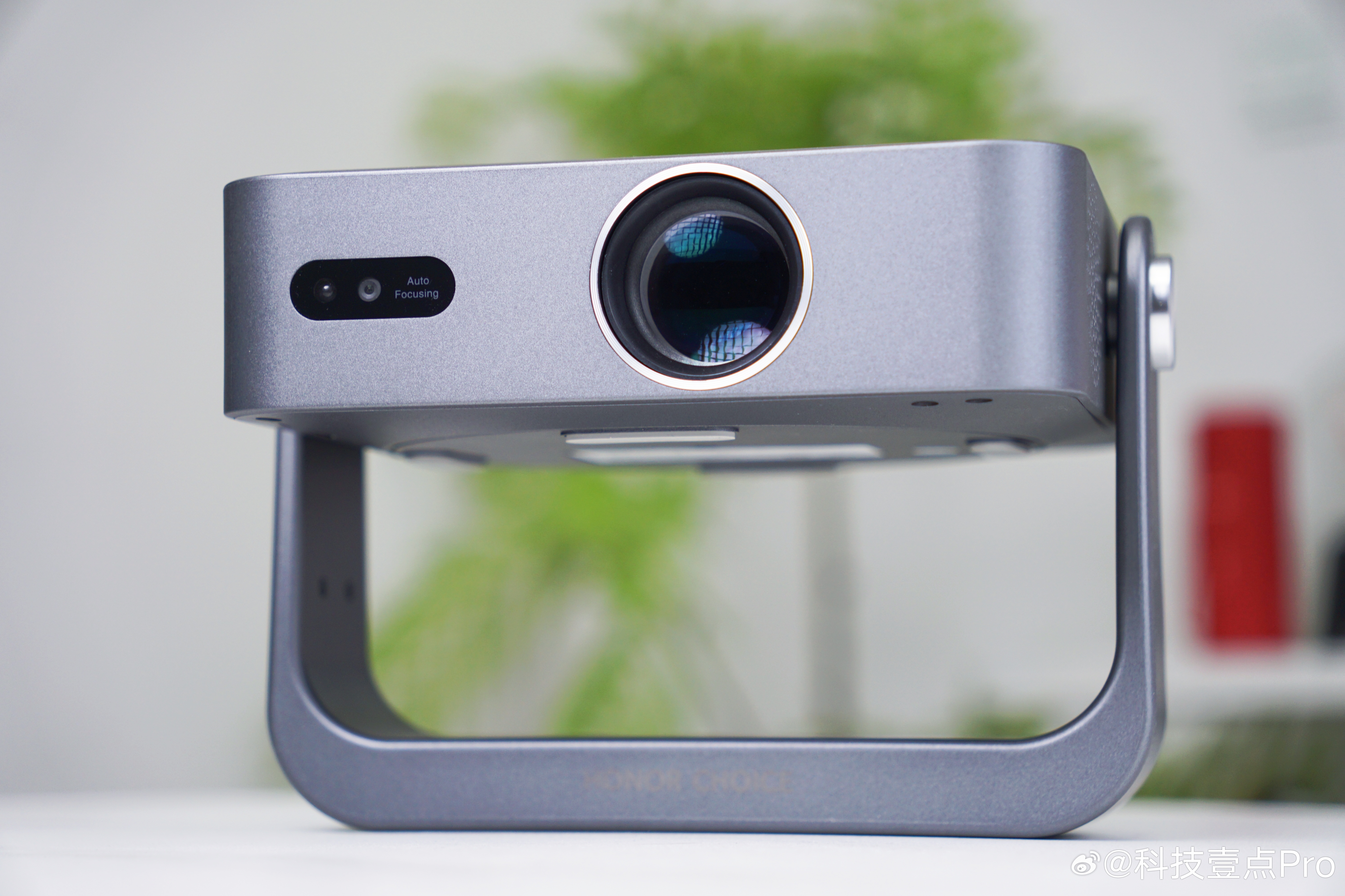去年和大家分享了荣耀亲选的萤蜂AI投影仪Air，作为百元档位的投影各方面的表现都
