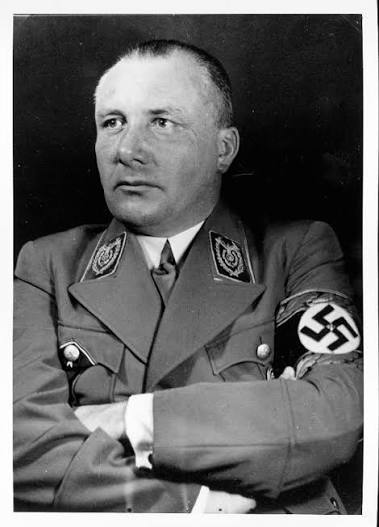 马丁·鲍曼（Martin Bormann，1900—1945??）希特勒的秘书和